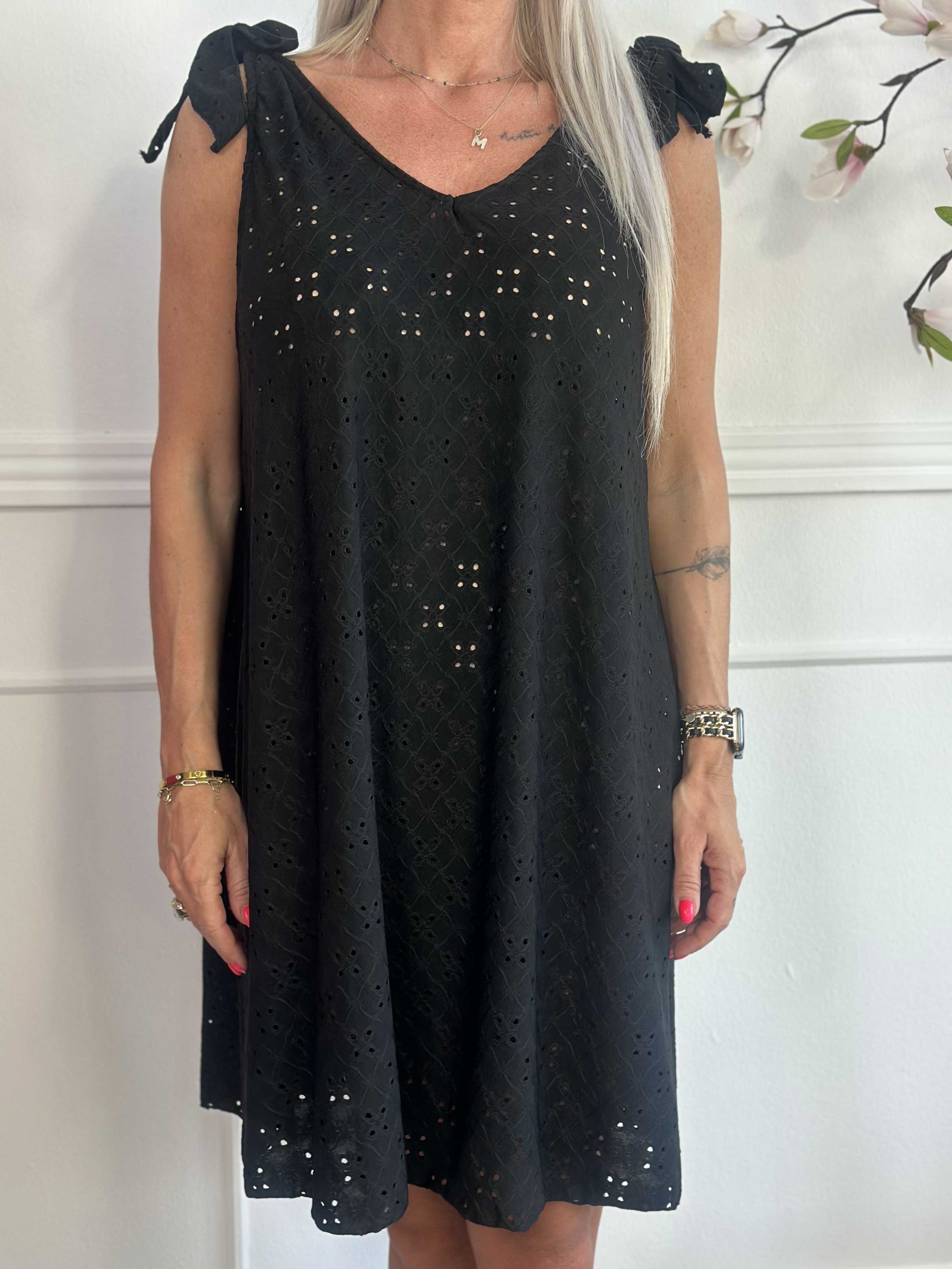 Likas - Blød og elastisk stropkjole med broderie anglaise